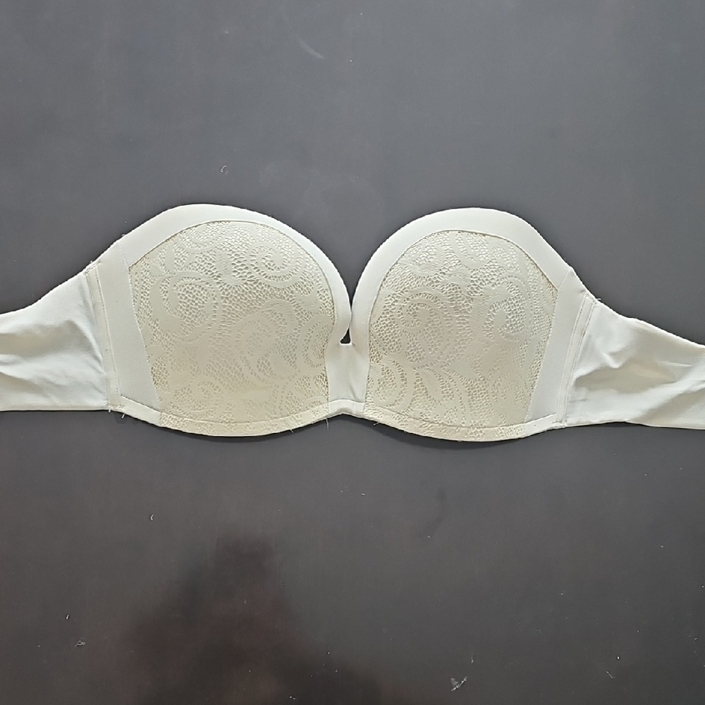 Chic Cream Lace Strapless Bra